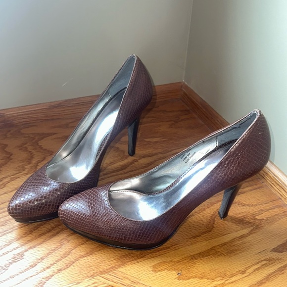 Calvin Klein heels sz 8.5 lightly used condition brown with snakeskin print - Picture 2 of 6